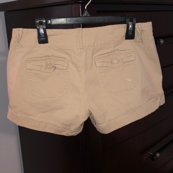 Abercrombie & Fitch - Khaki Cuffed Shorts - Picture 2 of 3